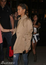 组图：蕾哈娜OL风素颜憔悴 与粉丝合影展亲民