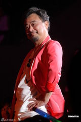 组图：陈升连续17年跨年开唱 蓄须纪念母亲收敛幽默