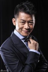 组图：李健新剧热播 绅士写真展暖男笑容