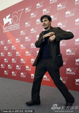 高清图：《我们相信》记者会 导演鲁奇-洛振臂欢呼