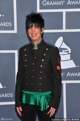 高清图：第54届格莱美红毯戴安-沃伦夹克秀中性风