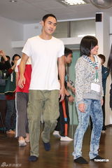 组图：役男阮经天当老师教学生演戏