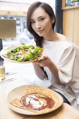 组图：吴佩慈巴黎休闲生活 坐木马逗趣照