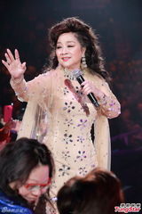 组图：徐小凤演唱会秀招牌纤腰 郑秀文同台献唱