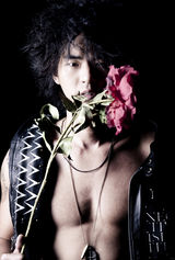 高清组图：柯有伦半裸上阵 化身狂野版“犀利哥”