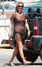 组图：39岁超模凯特莫斯现身海滩心情好秀身材