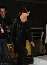 组图：郭晶晶黑衣亮相上海露招牌眯眼笑未受访