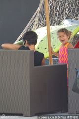 组图：哈利贝瑞挺肚逛街 爱女见镜头扮鬼脸