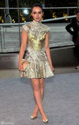 组图：丽莉-柯林斯老鹰图案礼服亮相