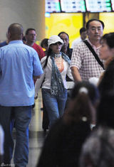 组图：孙海英吕丽萍回京 携大箱行李回豪宅