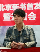 组图：吴尊新书首发称公布婚讯也能护妻儿