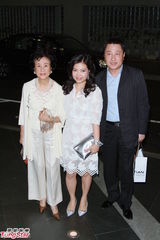 组图：甄子丹书生范儿颠覆硬汉形象 叶倩文心情靓