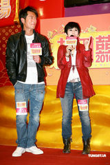 古天乐宣传电影派红包 吴君如新戏将与陈可辛合作 