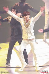 组图：东方神起开唱 劲歌热舞粉丝high不停