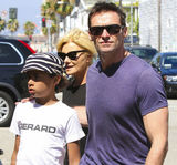 高清组图：休-杰克曼全家出行 金刚狼帅气依旧