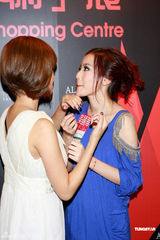 组图：刘欣宜露香肩品尝美酒 称未试过酒后乱性