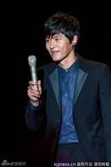 高清组图：玄彬上海开唱 与粉丝合影自拍乐陶陶