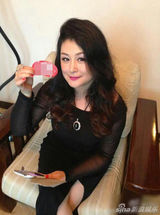 组图：赵本山美艳小姨子开公司 众商家捧场