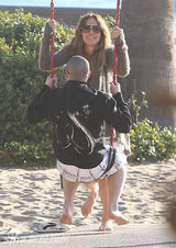 组图：洛佩兹与小男友共度情人节 海滩荡秋千