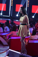 组图：杨钰莹黄金甲连衣裙主持 上围激增秀美腿