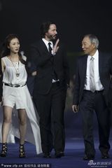 组图：里维斯携《太极侠》剧组北京电影节蓝毯