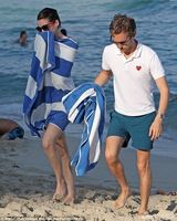 组图：海瑟薇戏水遮凸点 湿身上岸老公急送毛巾