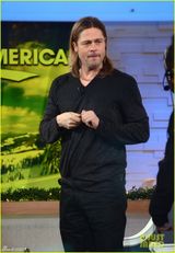 组图：布拉德皮特长发黑衣笑容沧桑