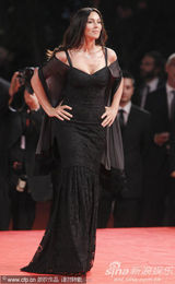 组图：《炎夏》发布会 贝鲁奇裹身黑裙秀玲珑曲线