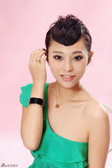 高清组图：杨慧娇变身“绿色精灵” 大秀香肩美腿