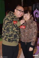 组图：曾华倩新节目录影 浓妆难掩皱纹显老态