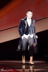 组图：硬汉邵兵携众星走秀帅气有型引爆全场