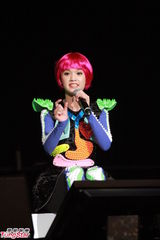 组图：杨丞琳红馆倒吊开唱 着泳装浸透明水缸