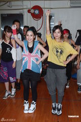 组图：Twins为演唱会彩排 表演嘉宾Boyz助阵