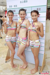 组图：港姐佳丽首度泳衣亮相 水上展傲人身姿