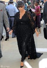 组图：卡黛珊挺大肚秀事业线 蕾丝长裙亮相首映