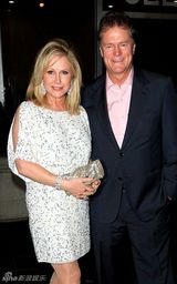 高清：帕丽斯-希尔顿短裙亮相 和豹纹装妹妹比美