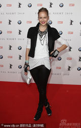 幻灯图：群星齐聚电影节之夜活动 布吉特举止出位