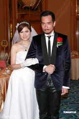 幻灯图：邵美琪披婚纱露幸福笑容 与新郎陈豪显默契