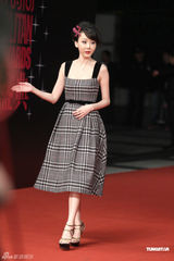 组图：周慧敏白纱裙飘逸现身 小腹扁平力证未怀孕