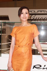 组图：李嘉欣橙色连身裙亮相 曼妙身姿气质不凡