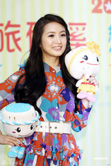 组图：林依晨清纯亮相 称将带男友见家人