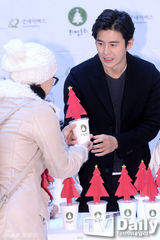 组图：高修出席慈善活动 笑容温馨与孩童合影