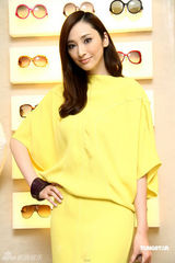 高清图：吴佩慈高腰酒瓶裙走秀 黄色套装妩媚明艳