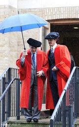 幻灯图集：布鲁姆获颁荣誉学位 女友米兰达祝贺