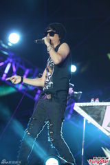 组图：周笔畅信乐团出席音乐派对 2NE1压轴献唱