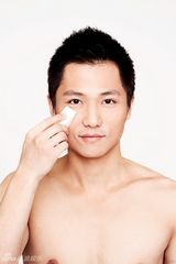 幻灯图：刘科突破“颜面”观念 接拍新郎妆容写真