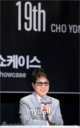 组图：韩国老牌歌手赵容弼第19张专辑发布