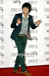 组图：尹时允柳真等参加《面包王金卓求》庆功宴