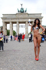 组图：米凯拉-舍费尔全裸彩绘变身足球宝贝