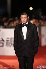 组图：王柏杰酷帅黑衣走红毯调皮咬下唇